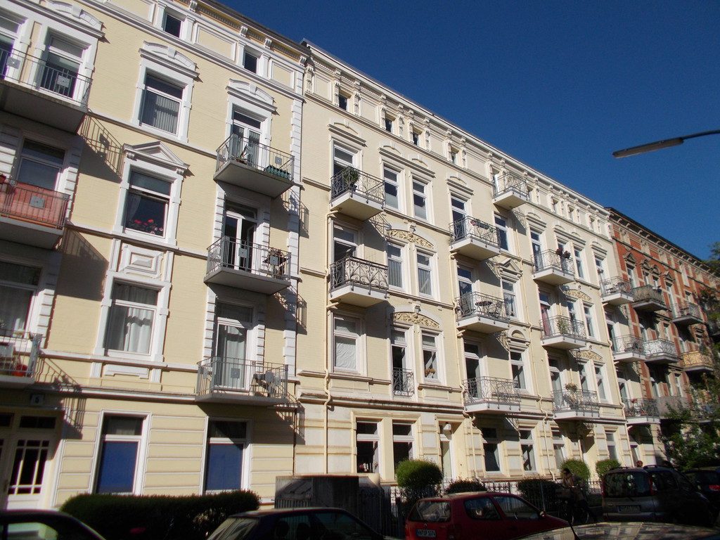 Gründerzeit-Mehrfamilienhaus mit Balkonen in Eimsbüttel