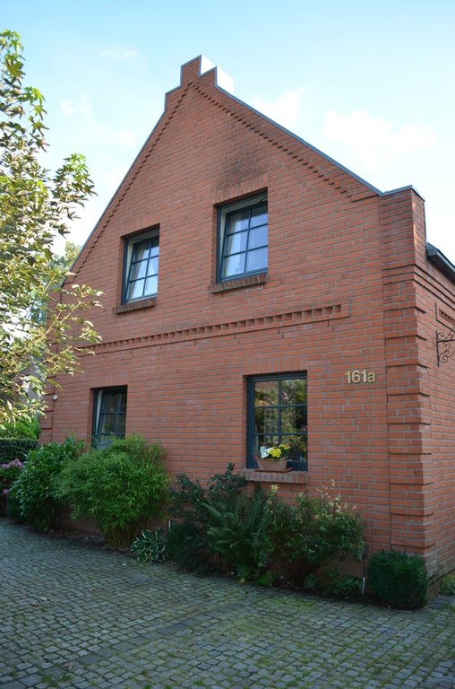 Straßenseite des Klinker-Neubaus in Hamburg-Niendorf