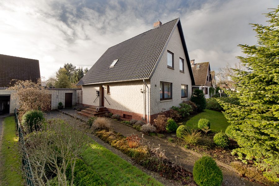 Einfamilienhaus mit Satteldach und Garten