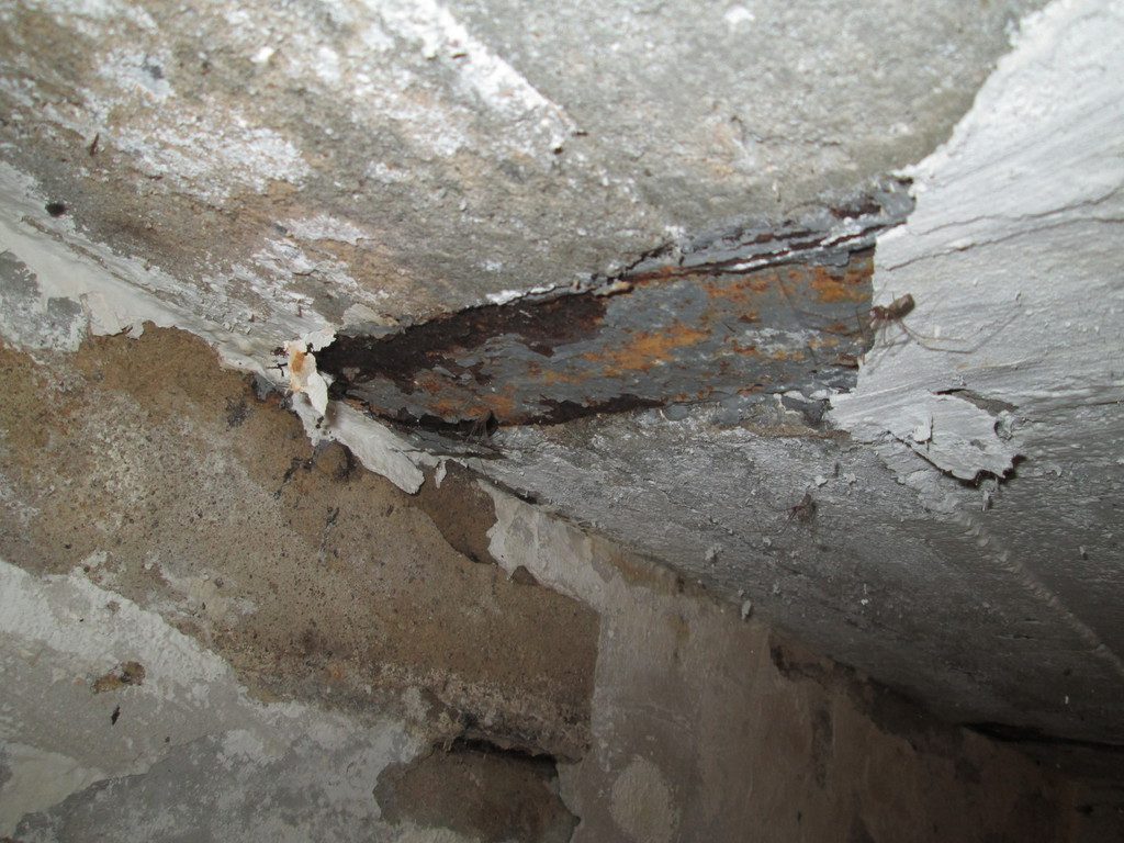 Feuchteschaden an einer Kellerdecke, aufgenommen bei einer Kaufberatung
